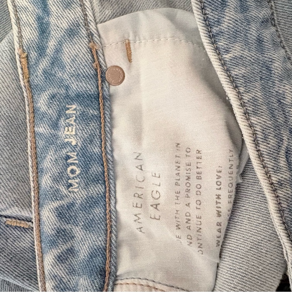 American Eagle High Rise Mom Jeans Light Wash Size 10 - Picture 8 of 8
